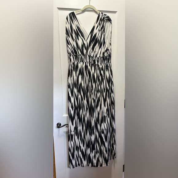 NWT BANANA REPUBLIC CASCADE SILK MAXI DRESS
Best Seller - Picture 4 of 4